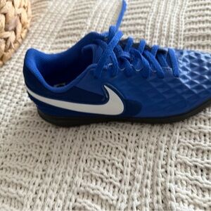 Soccer shoes